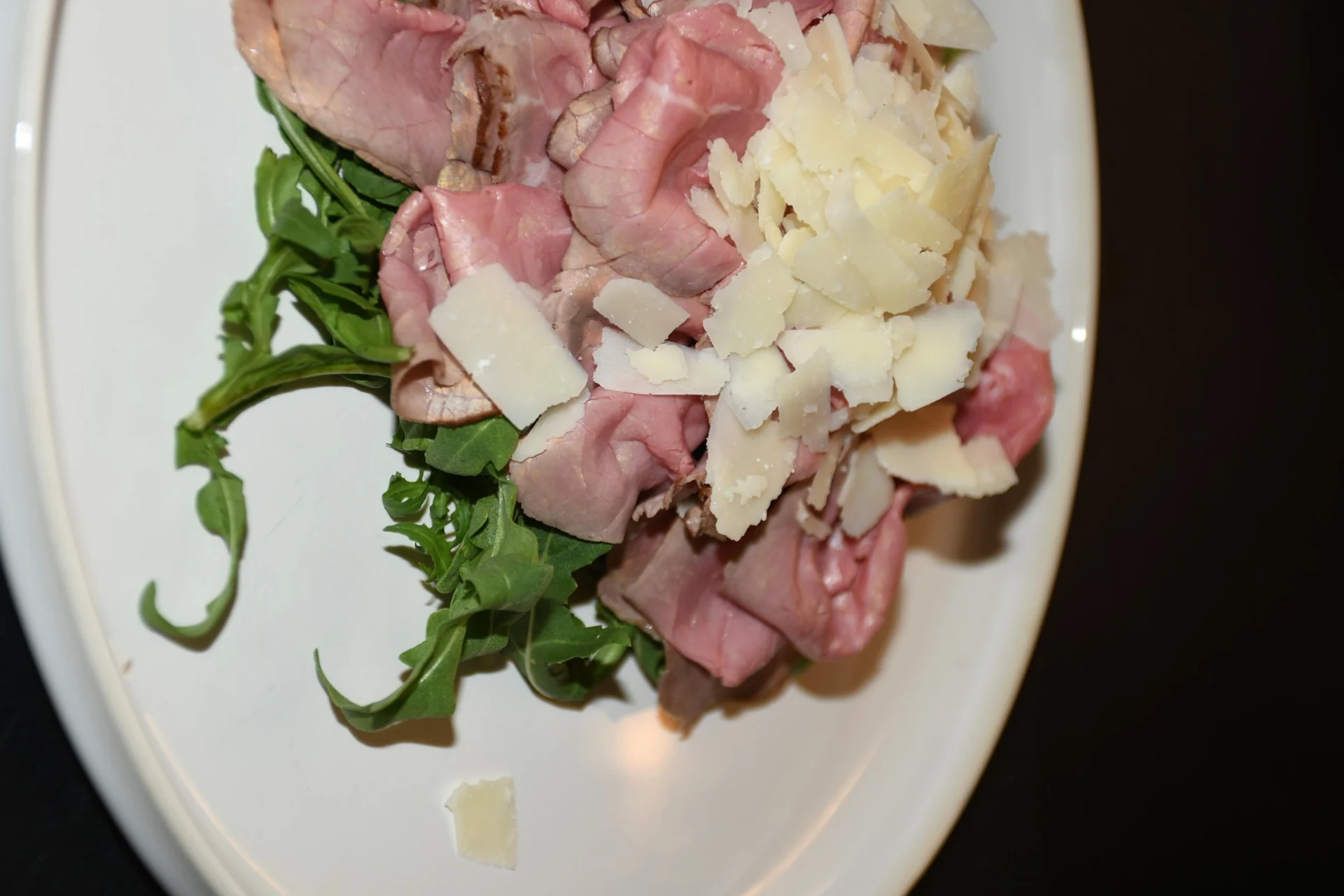 Roastbeef con rucola e scaglie di formaggio, preparato da MÈNSA